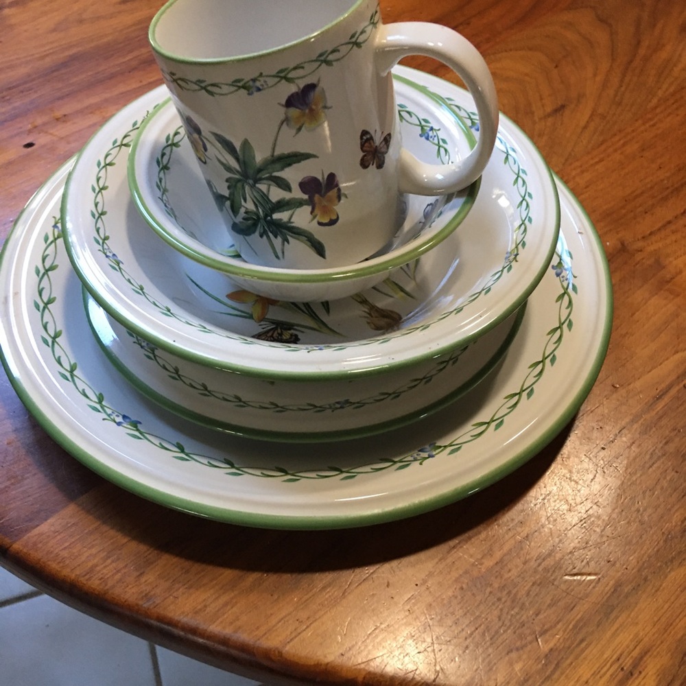 Stoneware. Service for 8+